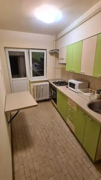 Universitate, apartament cu 3 camere.