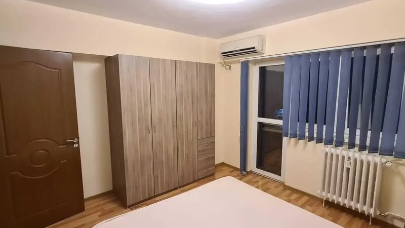 Universitate, apartament cu 3 camere.